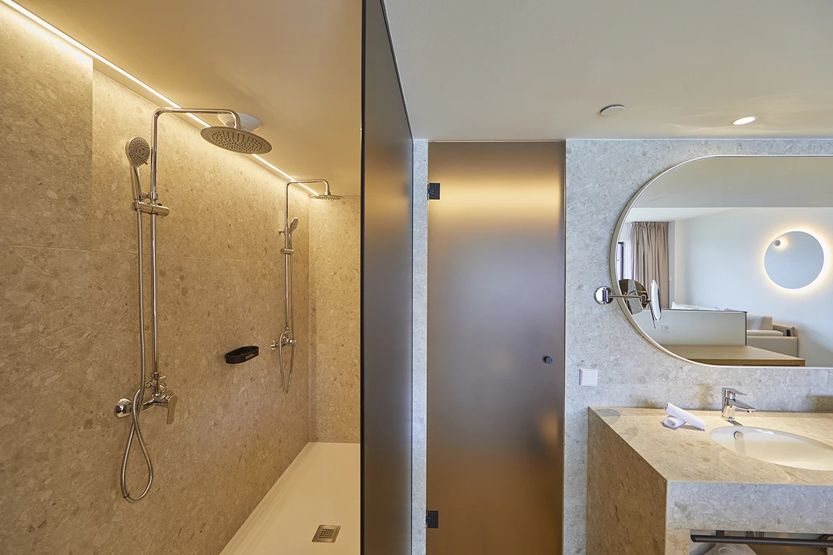 Amplia ducha en la Suite del Fergus Style Tobago