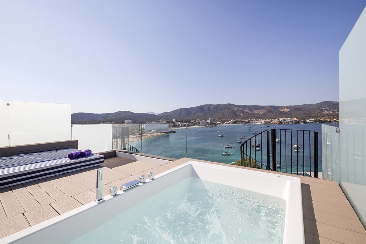 Gran jacuzzi en la terraza de la Suite del Fergus Style Tobago