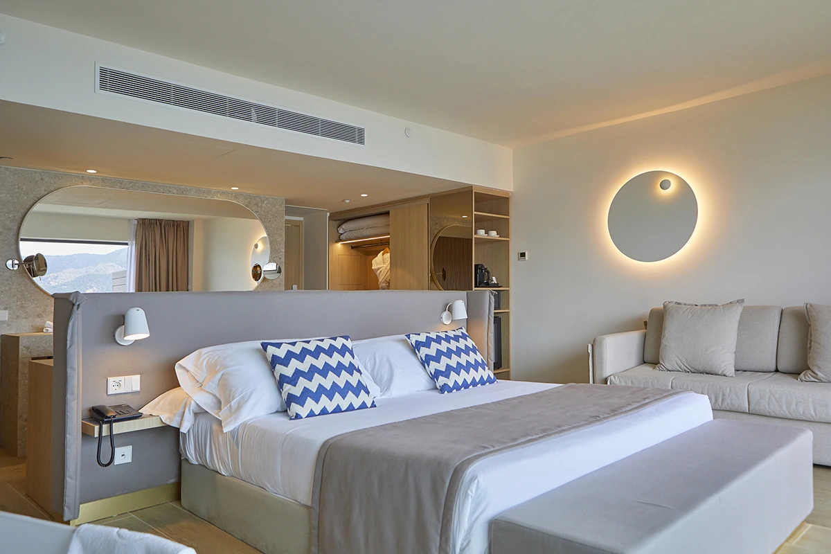 Suite espaciosa con cama extragrande y acogedor sofá del Fergus Style Tobago