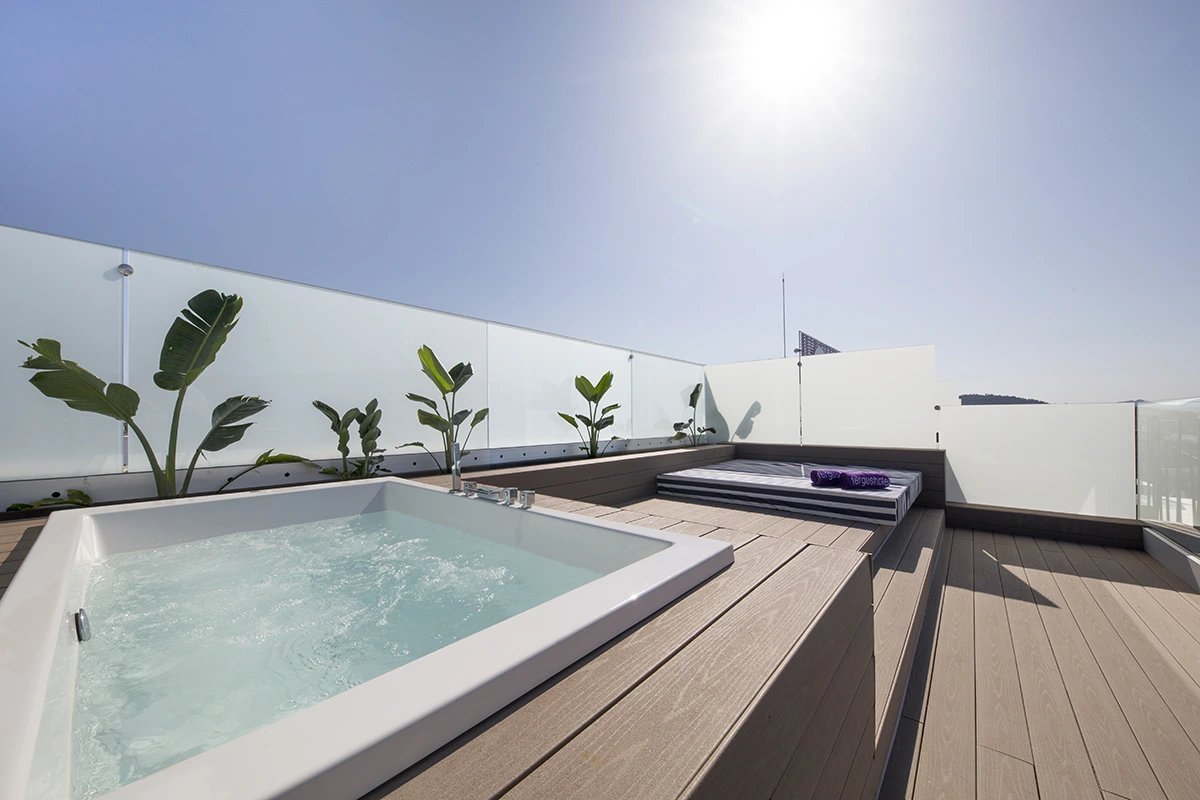 Gran terraza con jacuzzi de la Suite del Fergus Style Tobago