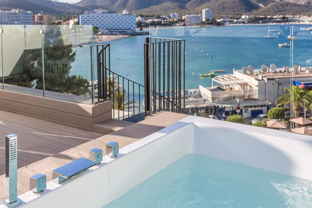 jacuzzi en la terraza de la habitación de la habitación Superior vista al mar con terraza y jacuzzi del Fergus Style Tobago