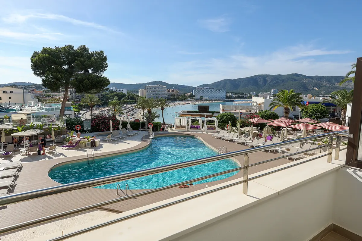 Vista a la piscina desde la habitación doble terrace del Fergus Style Tobago