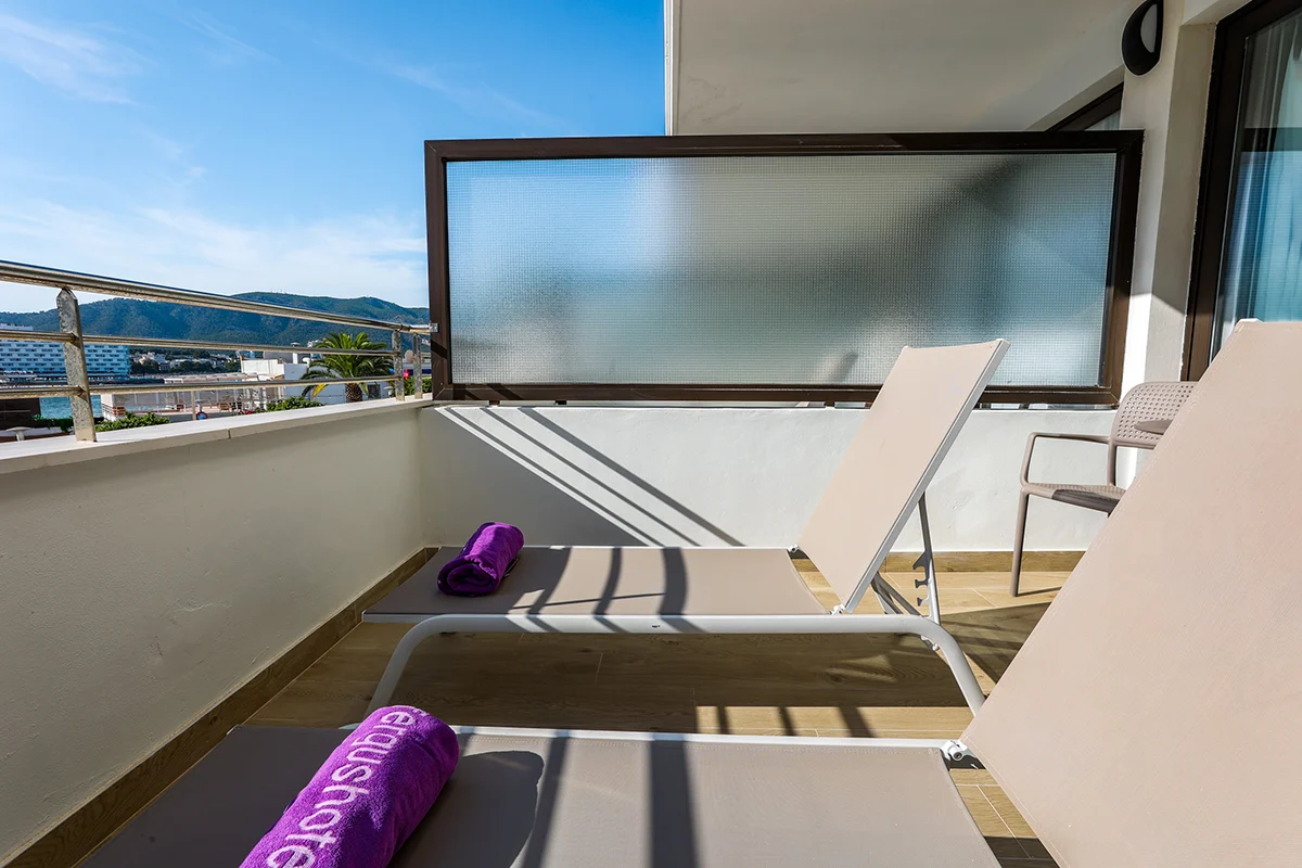 Terraza con hamacas para tomar el sol en  la habitación doble terrace del Fergus Style Tobago