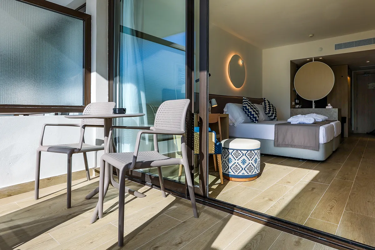 Terraza amueblada con mesas y sillas en la habitación doble terrace del Fergus Style Tobago