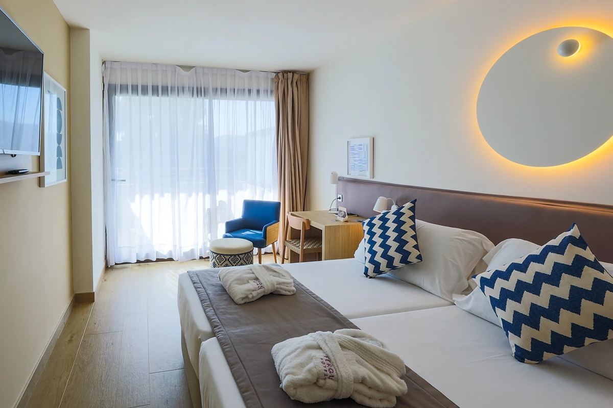 Televisor frente a camas twin la habitación doble terrace del Fergus Style Tobago