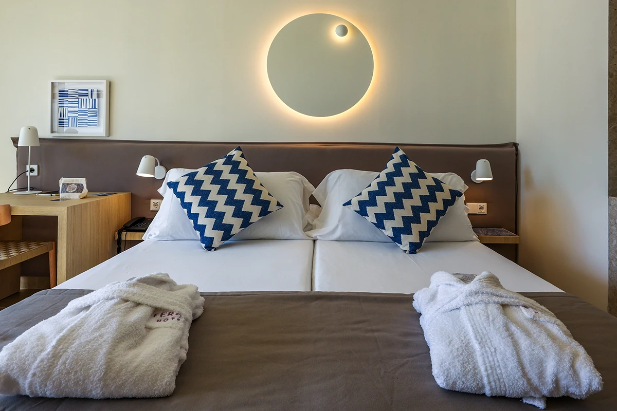 Camas twin y albornoces en la habitación doble terrace del Fergus Style Tobago